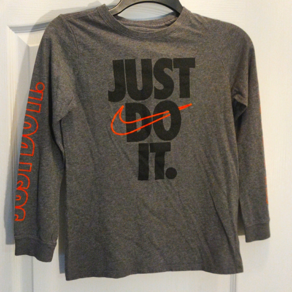 Kids Nike long sleeve shirt Sz. M. Gray with black and orange writing.